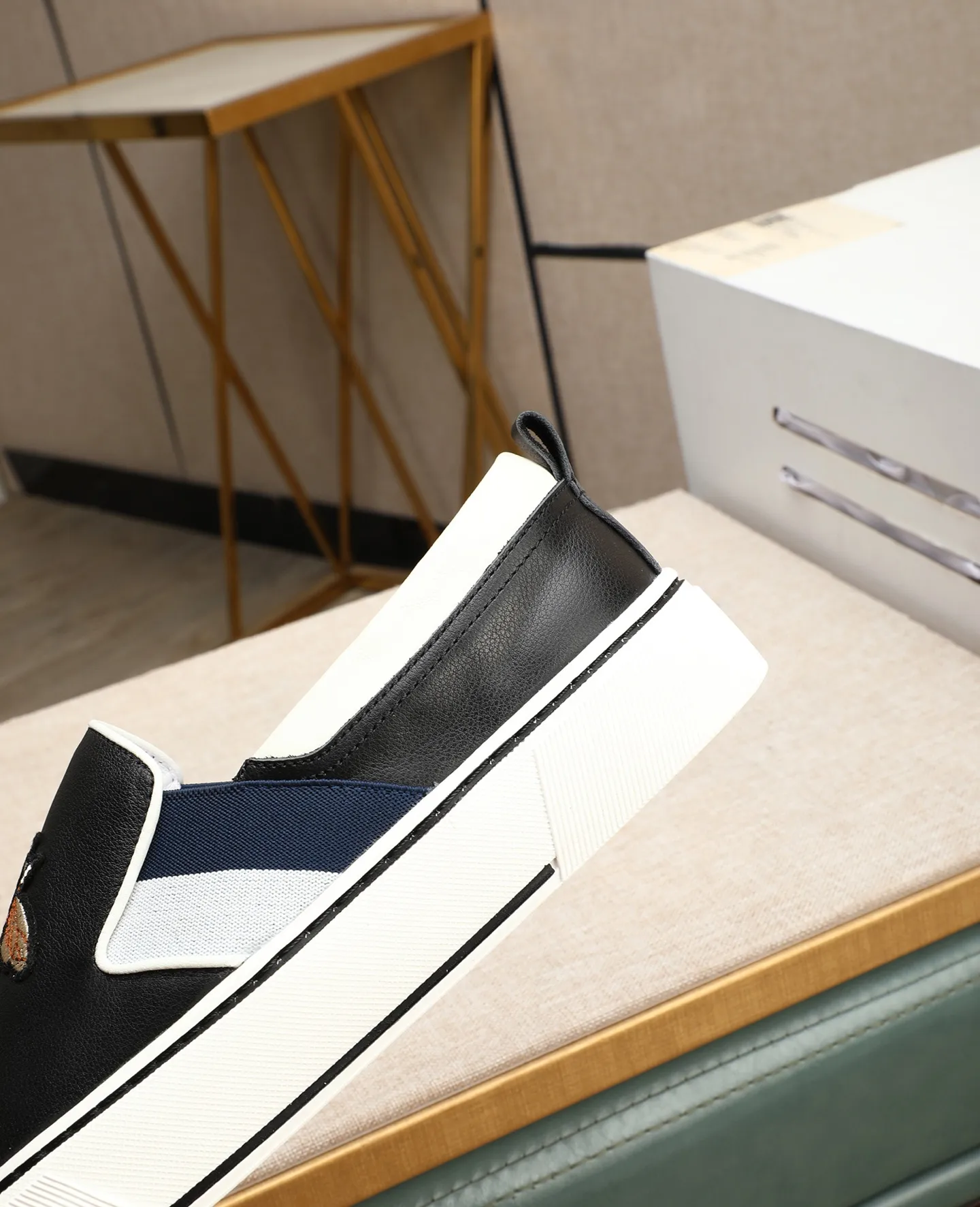 Men's shoes 💰460 GUCCI🔍🔍The latest models are on sale at the same time at the counter. Original calfskin imported from Italy, genuine leather lining, (high-end, extravagant, and classy) with exquisite workmanship. Soles: Original soles specially provided by the original factory. ⚠Exclusive double-layer movable molded soles are super comfortable⚠. Photos of the real thing🎬The real thing is even better🔍🔍"High quality·Follow the order" Code number 38-44